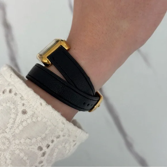 Elegant Gold and Black Vintage Watch - Picture 3 of 6